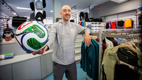 Enrique Casti�eira, este martes, en el interior de la tienda AuroraSport de Caldas, que acaba de abrir sus puertas en el bajo que ocup� el m�tico Pi�eiro Sport