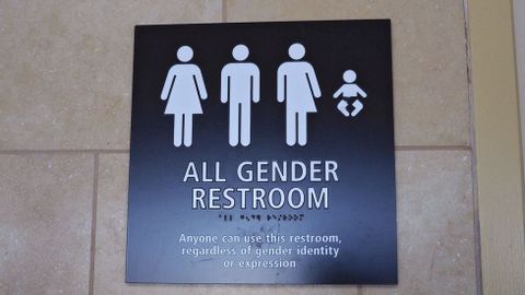 Cartel de un ba�o mixo en el aeropuerto internacional de San Diego (California)