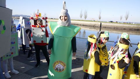 El colegio San Tom� desfilo por las calles de Cambados