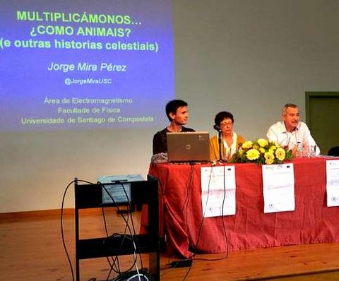 Jorge Mira, con dos de los profesores del centro. 