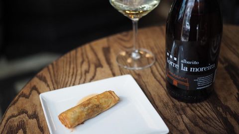 Rollito de confit de pato maridado con copa de Torre la Moreira