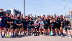 Lara Pilar y Benjam�n, en el centro con la camiseta del Compos de los noventa, rodeados por la expedici�n del Compos en Badalona, tras lograr el ascenso