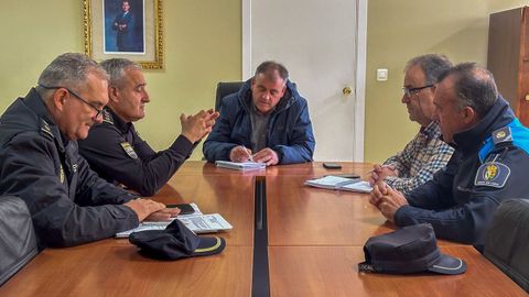 El alcalde con representantes de la Polica Nacional y Local