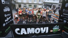 Alain Santamar&iacute;a, con el dorsal 4, y los casi 200 participantes en la carrera de 42 kil&oacute;metros, antes de tomar la salida en la Plaza Mayor de Viveiro a las ocho de la ma&ntilde;ana.
