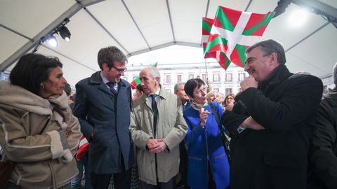 Josu Erkoreka y el portavoz del PNV en el Congreso, Aitor Esteban, en el mitin de inicio de campa�a celebrado en Vitoria