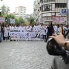 <span lang= es-es >Pol�micas</span>. Los conflictos en las concesionarias provocan quejas ante el Concello (en la imagen, protesta de ayuda a domicilio). 