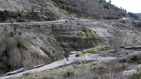 Las laderas en las que se apoya la carretera a San Vicente de Leira se desestabilizaron por la explotacin pizarrera