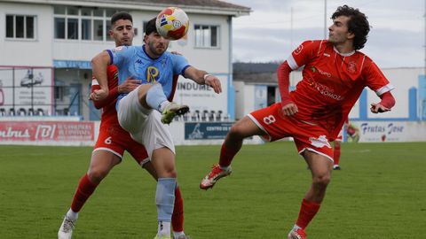 Uriarte, autor del pase de gol del Viveiro, intenta bajar un baln ante la presin de scar Varela e Iaki, del Somozas