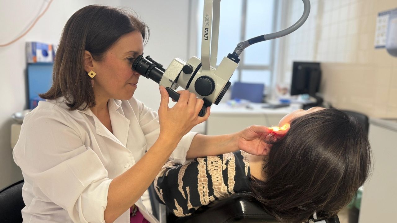 La Xunta invertirá más de 100.000 euros en seis microscopios de última generación para el CHUO