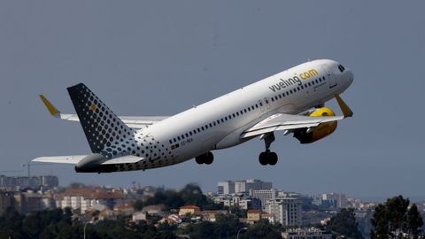 Un avin de Vueling despegando desde el aeropuerto corus de Alvedro
