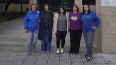 Representantes de las entidadades que firman la iniciativa, delante del hospital de Cee