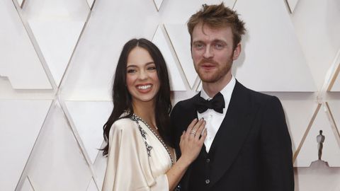 Finneas O'Connell y Claudia Sulewski