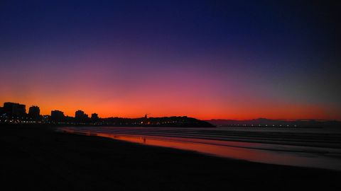  Fen�meno �ptico de la luz crepuscular (esas tonalidades anaranjadas y rojizas hacia el lado donde se pone el astro-rey, es decir, hacia el Oeste. En menor medida tambi�n se puede observar la luz p�rpura. Paseo del muro de San Lorenzo a la altura de la caseta de salvamento, Gij�n