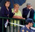 Vecinos de Angrois, durante la visita del ministro de Interior a la zona del accidente.