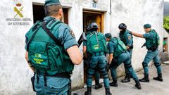 Agentes de la Guardia Civil entran en la casa de Galdo, en Viveiro, para detener a la mujer a la que acusan de hacer apolog�a del terrorismo yihadista