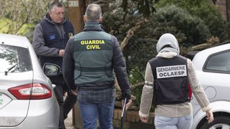 Fuerzas de seguridad espa�olas y francesas, el 10 de marzo del 2026, en Usurbil (Guip�zcoa), en una operaci�n contra el tr�fico de angulas en la que decomisaron 27 kilos y detuvieron a dos individuos.