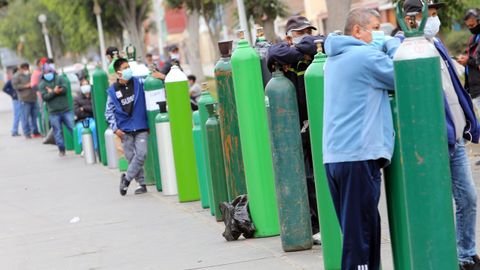 Personas haciendo cola para llevar ox�geno a pacientes con coronavirus en Per�