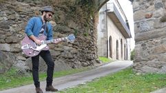 Xabier Vizca�no, nunha imaxe promocional do seu disco  Di�spora  (2014)