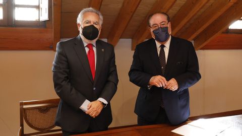 Miguel �ngel Santalices e Miguel �ngel Escotet rubricaron o acordo na sede de Afundaci�n en Santiago.