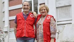 Alberto Prez y Pilar Rico, retratados a las puertas de la sede de Cruz Roja en Ferrol