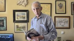 Jos� Luis Chao con su libro �Persoeiros do Ribeiro na vida de Rosal�a de Castro�