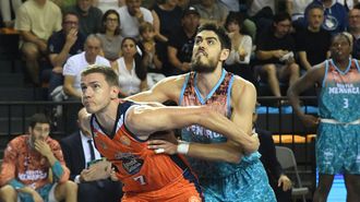 Lance del tercer encuentro entre el Menorca y el Leyma Coru&ntilde;a