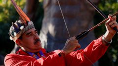 Nicols Maduro tensa un arco durante la jornada de conmemoracin del Da de la Resistencia Indgena, en Caracas