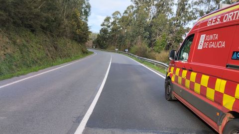 Un veh�culo del GES de Ortigueira, junto a la curva de Sismundi donde se sali� de la v�a el motorista