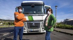 V�ctor y Mercedes, fotografiados en el mes de mayo, con su cami�n, cuando reanudaban las rutas tras el par�n por la pandemia 