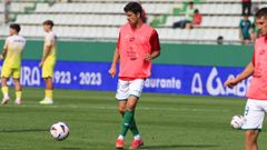 Fernando Pumar calentando en A Malata para el partido ante el Villarreal B.