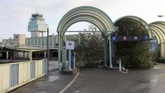 Al lado de las modernas instalaciones del aeropuerto, la maleza engulle la vieja terminal