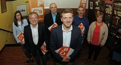 Casais (en primer plano) con otros compa�eros de partido. 