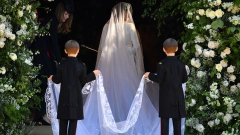 El mensaje escondido en el velo. Meghan Markle eligi� para su boda un velo de cinco metros de largo confeccionado en triple organza. El complemento consigui� despertar el asombro de los invitados al enlace no solo por su delicado y transparente material sino por las peque�as rosas bordadas que dibujaban una enredadera en el acabado. Estos dibujos ten�an mucho m�s significado del que pensamos. Fueron su homenaje a los 53 pa�ses que forman parte de la Commonwealth. Cada bordado representaba la flor t�pica de cada pa�s miembro.