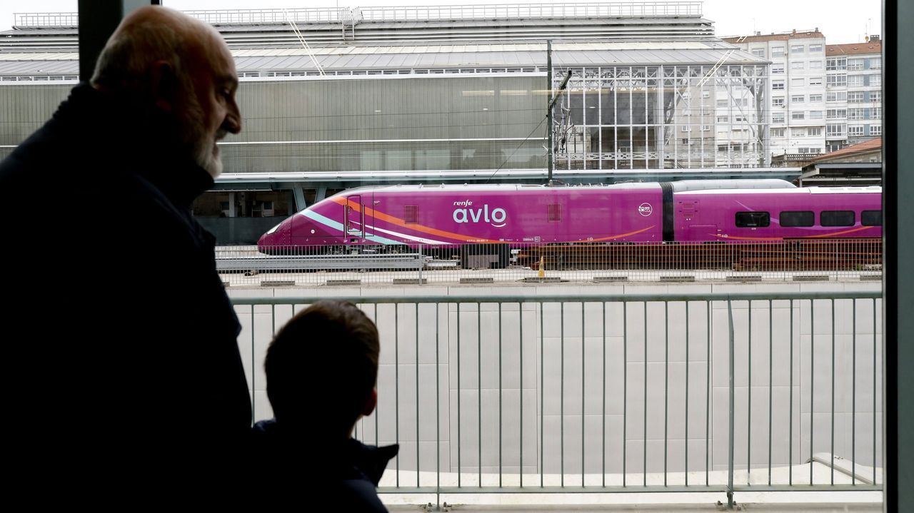 Los trenes Avril que conectan con Galicia se salvan de momento de las fisuras detectadas en cinco unidades
