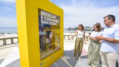 La conselleira de Medio Ambiente, �ngeles V�zquez, en Sanxenxo presentado la
campa�a de concienciaci�n ambiental de San Xo�n junto a los concejales
Yago Torres y Juan Deza.