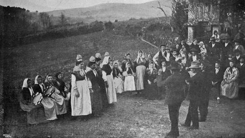 Esta postal, ilustrada con una foto de Pedro Ferrer, da cuenta de una ceremonia de regueifa en Noia, una tradicin que se realizaba despus de la boda. Es de 1904 y est depositada en el Arquivo do Reino de Galicia. Recuerda al acto de entrega del pao que se describe en el casamiento de Sobrado del siglo XVI