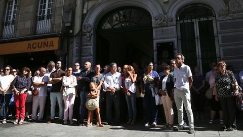 Minuto de silencio en el Ayuntamiento de Pontevedra por el doble atentado terrorista de Barcelona