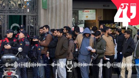 El proceso de regularizaci�n de inmigrantes aprobado por el Gobierno provoc� largas colas en el consulado de Pakist�n en Barcelona, en una imagen de enero