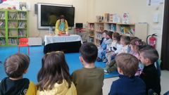 Cuentacuentos de Raquel Queizs en el colegio de Marcn, en Pontevedra, dentro de un programa educativo sobre diabetes
