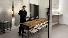 Yevhen junto a la mesa en la que realiza los talleres olfativos