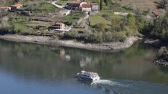 El catamarn menca, uno de los dos que hacen la ruta por el can del Sil