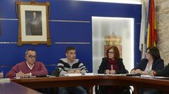Jos� Antonio Pereira y M�nica Gonz�lez (en el centro de la imagen) se integrar�n en el gobierno municipal de A Ba�a tras el pacto de PSOE y BNG