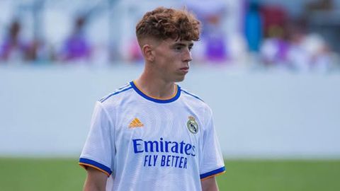 V�ctor Mu�oz, en agosto del 2021, cuando jug� en el Kiko Rey de Cantarrana con el juvenil A del Real Madrid, en el que fue uno de sus primeros partidos en la entidad blanca