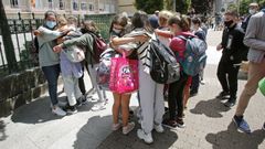 Alumnos del CEIP �lvarez Limeses de Pontevedra se despiden a la puerta del centro