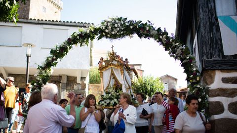 Romer�a da Virxe do Cristal.La banda de m�sica de Vilanova dos Infantes acompa�a la Procesi�n do Encontro desde el santuario hasta el pueblo.