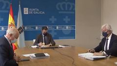 El conselleiro de Educaci�n, Rom�n Rodr�guez, en el centro, flanqueado por sus secretarios xerais: a la izquierda, Jos� Luis Mira (Educaci�n) y a la derecha, Manuel Vila (T�cnico), durante la videoconferencia con los dem�s consejeros y la ministra de Educaci�n, Pilar Alegr�a