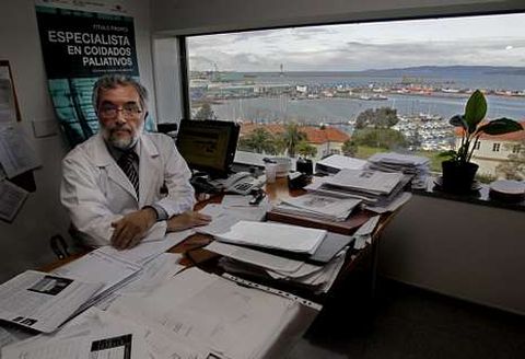 El doctor San Mart�n, en la unidad de paliativos del hospital de Oza.