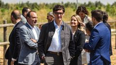El presidente de la Generalitat de Catalua, Salvador Illa (en el centro de la imagen), este viernes en Arnes, Tarragona.