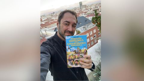 El fillogo y dramaturgo Nando Lpez, con su libro Pequea Historia de la Literatura Espaola
