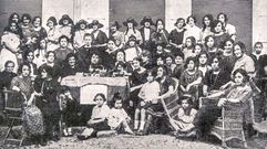 Mujeres y ni�as monfortinas en una foto tomada en el a�o 1927 en la calle Cardenal